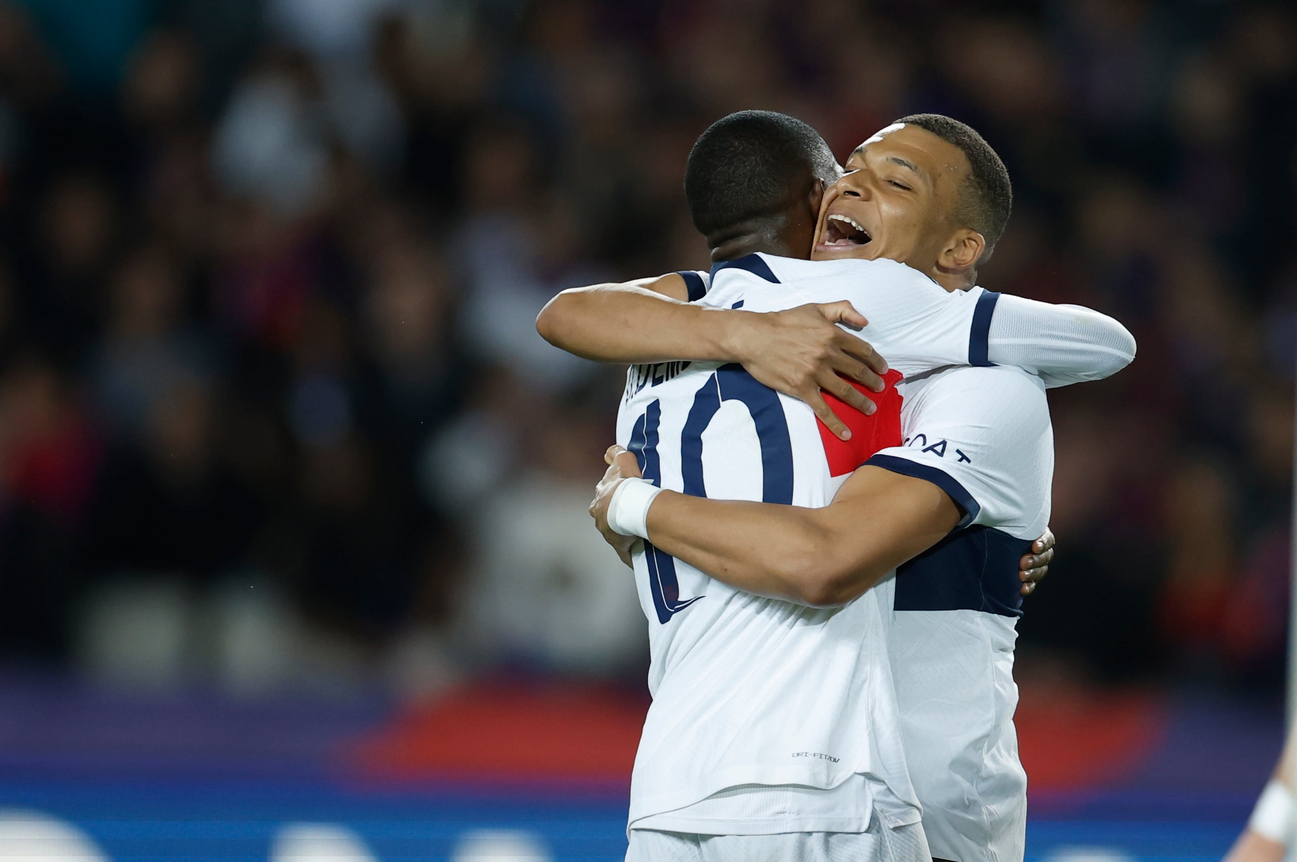 Los jugadores del PSG, Kiliam Mbappe y Ousmane Dembele. EFE/Alberto Estevez.