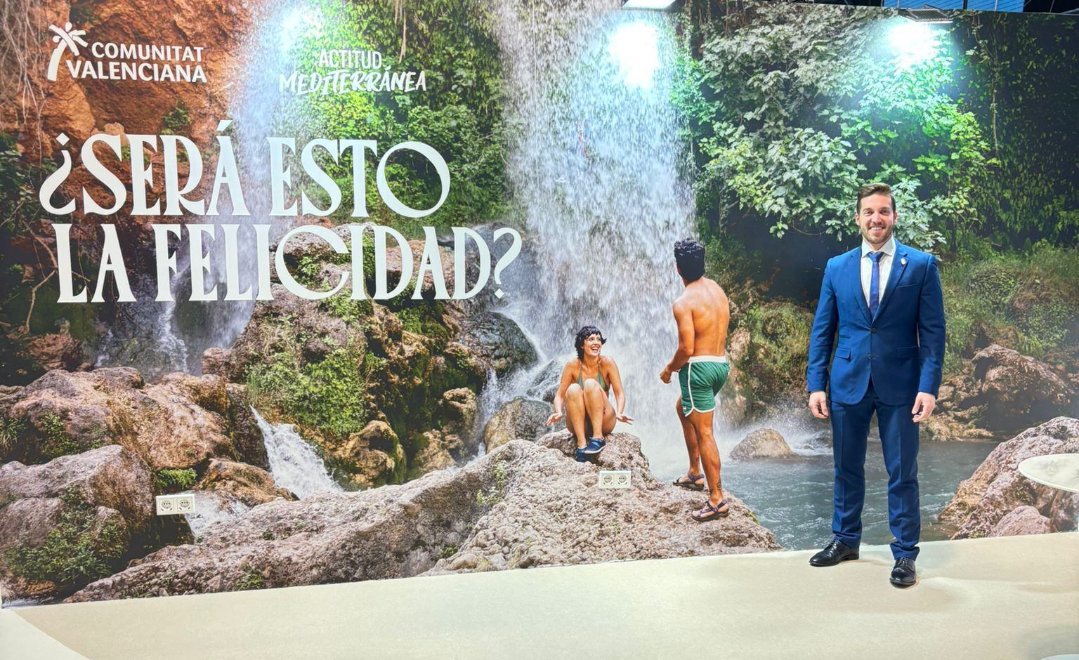 Miguel Marín, alcalde de Anna, junto al cartel promocional de la Comunitat Valenciana