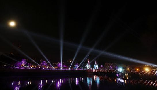 GRA296. SAN SEBASTIÁN, 23/01/2016.- Vista del acto de inauguración de la Capitalidad Cultural Europea San Sebastián 2016, con el gran espectáculo de apertura popular, dirigido en el puente de María Cristina por el artista Hansel Cereza. EFE/Javier Etxezar