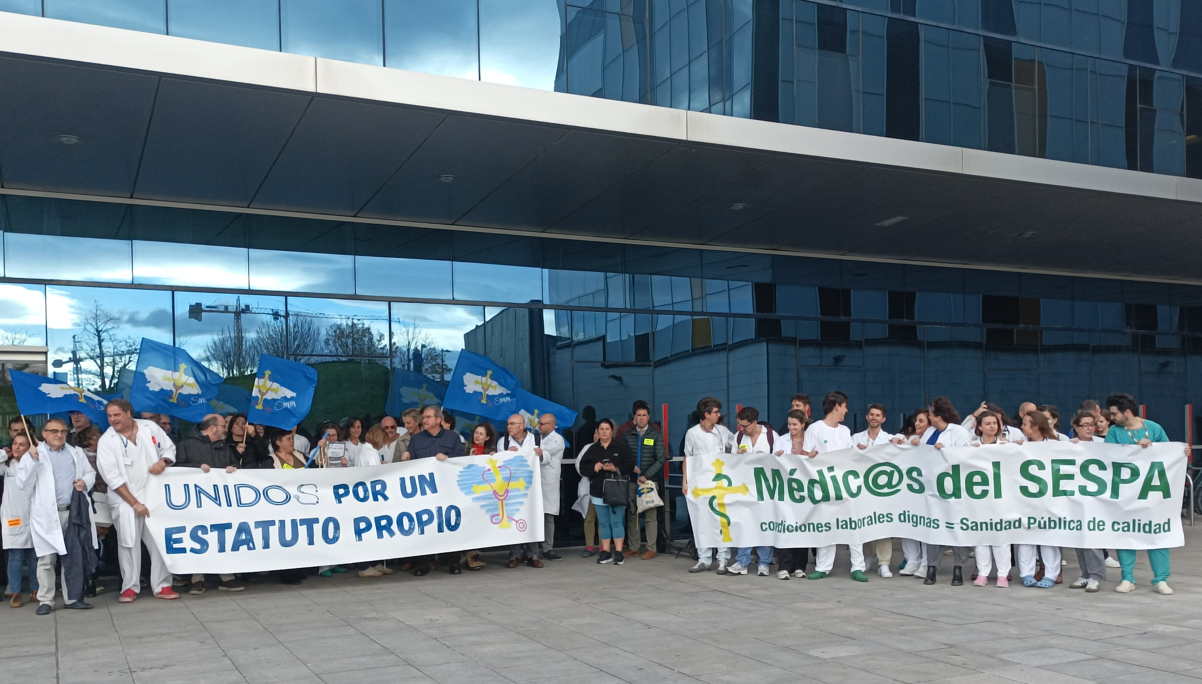 El Simpa y la Plataforma de Médicos del SESPA se concentran ante el HUCA en la primera jornada de huelga nacional contra el Estatuto Marco.