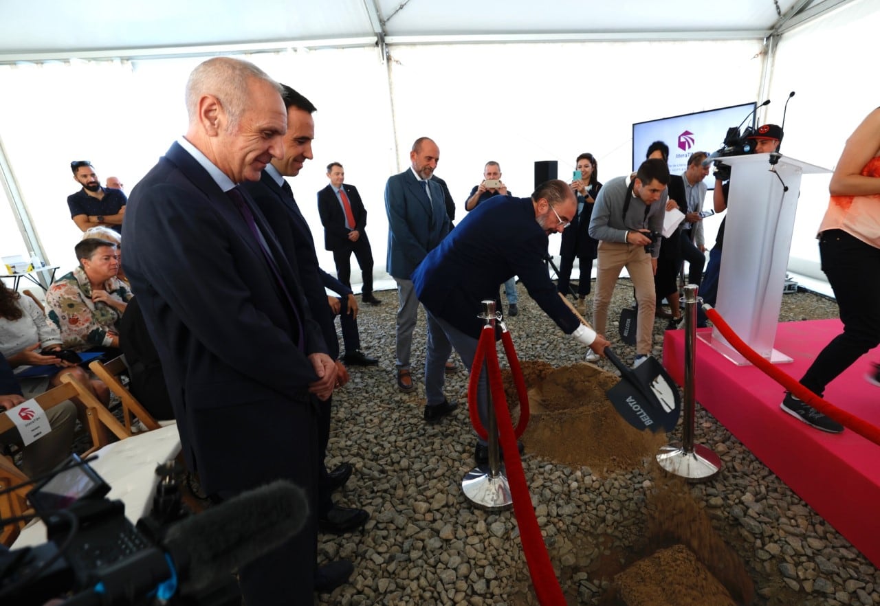 Javier Lambán, presidente del Gobierno de Aragón colocando la primera piedra de la terminal intermodal de mercancías literaTIM