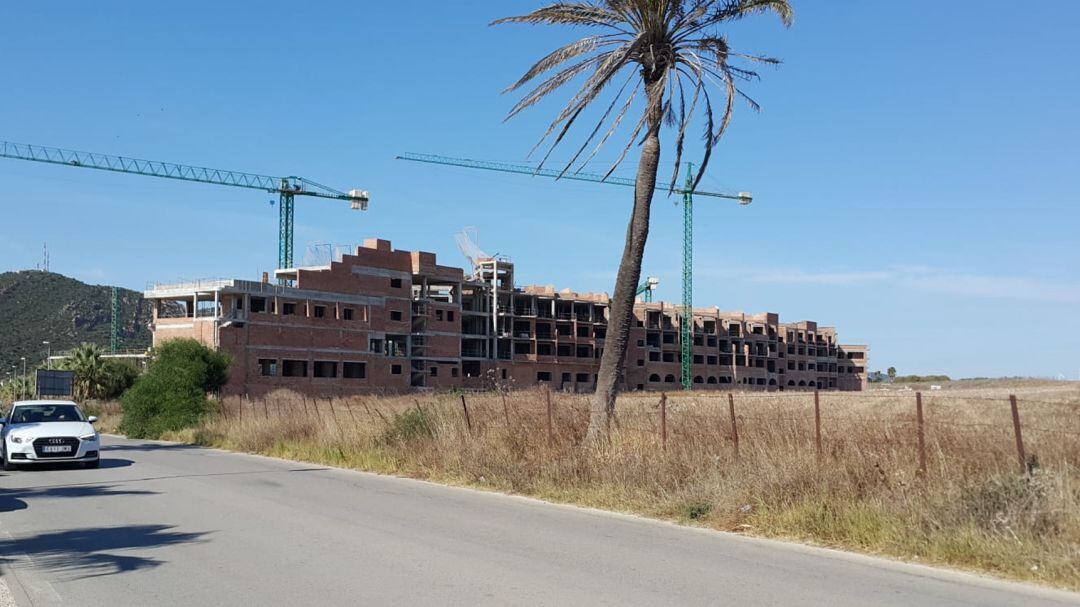 Vecinos denuncian que se siguen levantando urbanizaciones en Atlanterra sin antes solucionar problemas como el abastecimiento de agua.