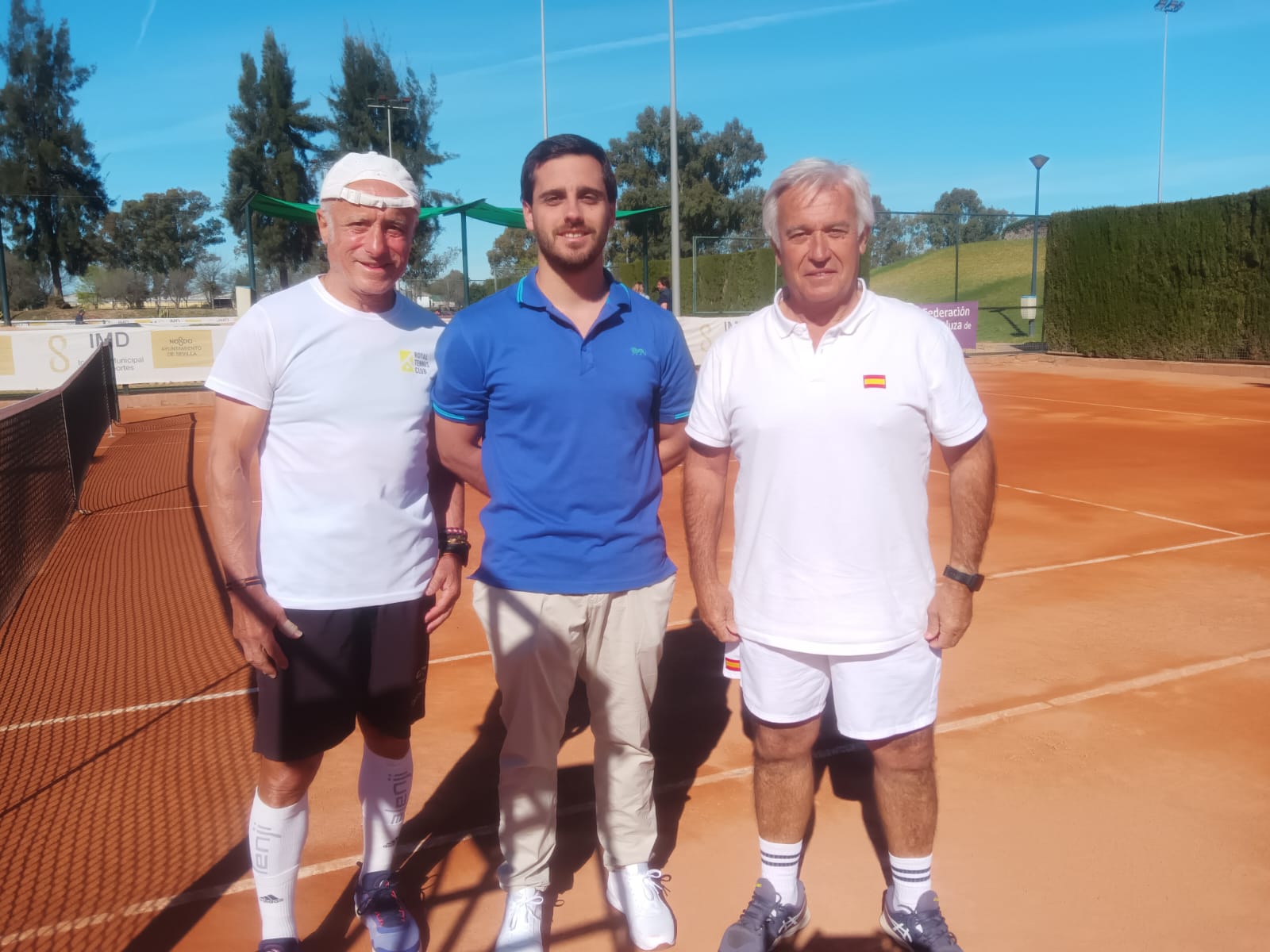 Ramón Romero (d), campeón del Master Super Sénior de Andalucía en Sevilla