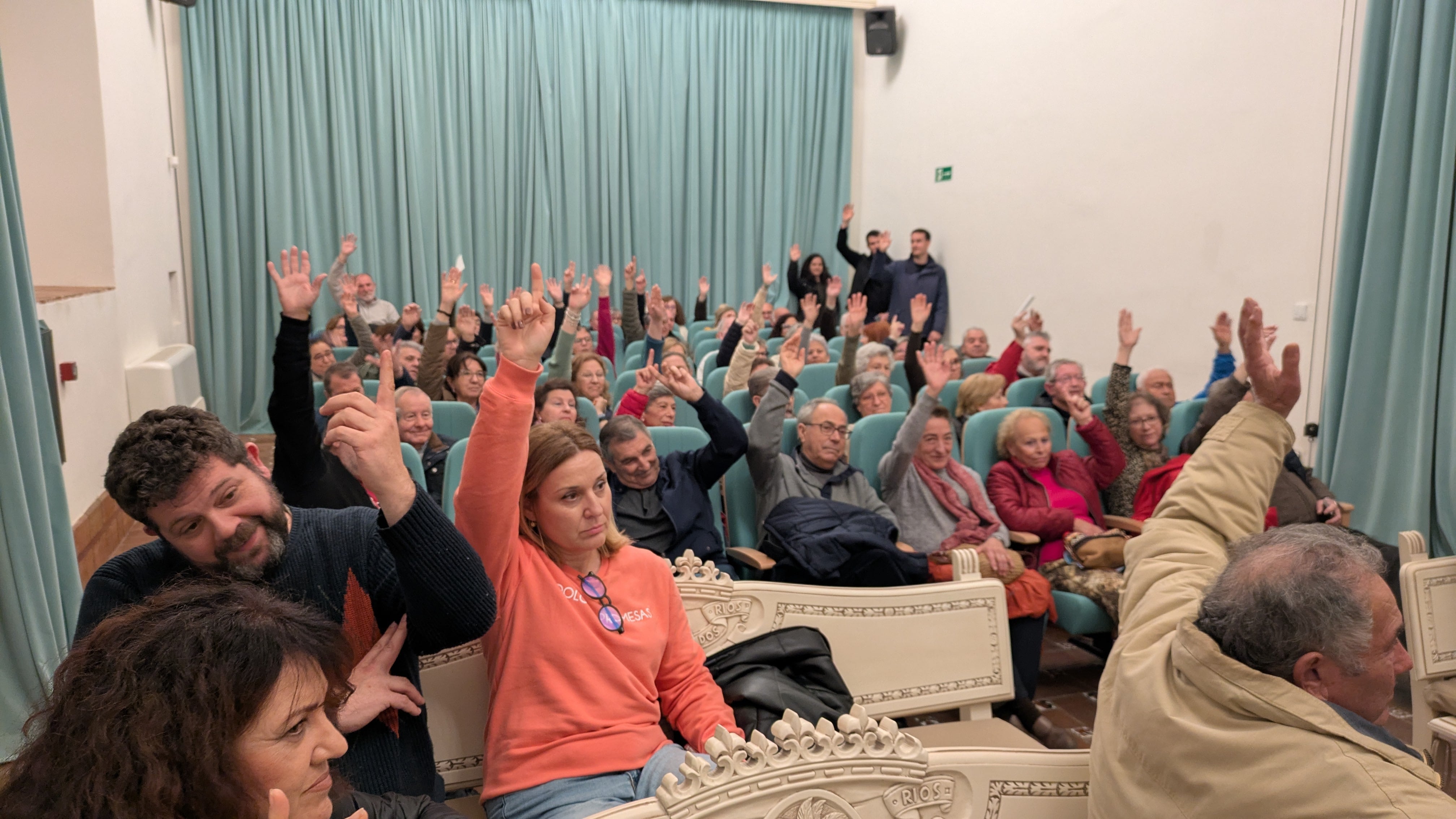 Los asistentes a la asamblea votan con mano alzada el encierro del próximo jueves 20 de febrero.