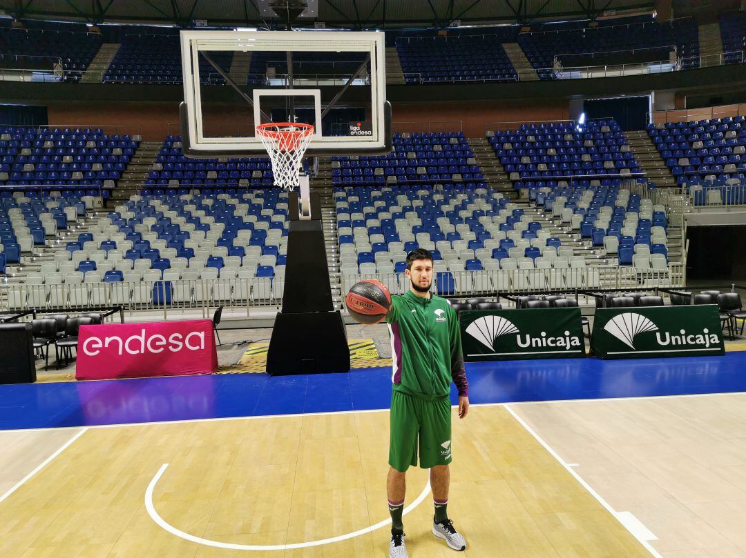 Axel Bouteille, posando en su presentación como jugador del Unicaja