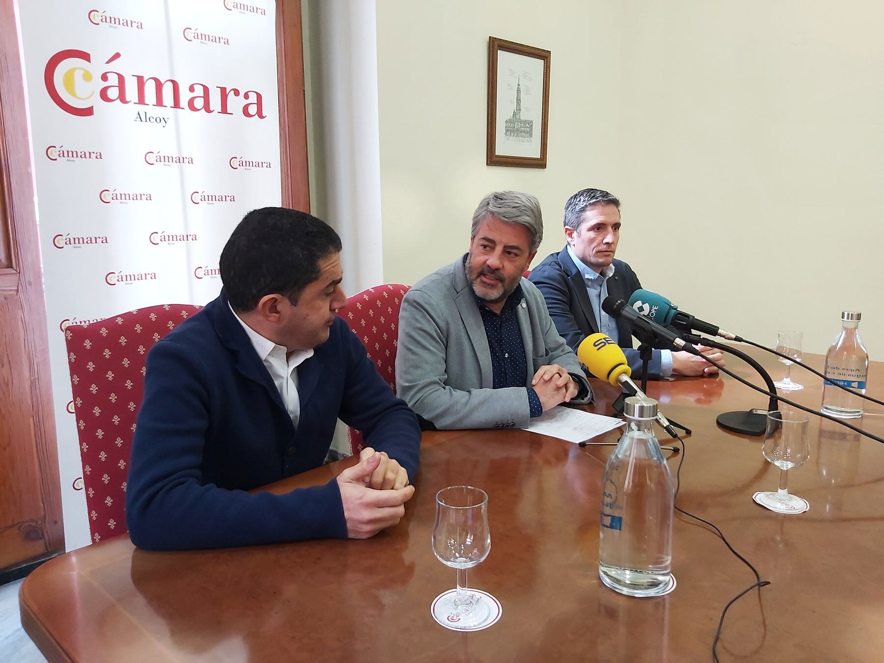 Toni Francés, Pablo de Gracia y Natxo Gómez, en el momento de dar a conocer los premios de la segunda edición de los galardones de la Cámara de Comercio