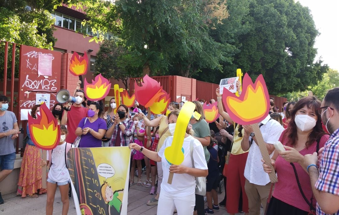 Tras casi tres años sin respuestas firmes, los padres y madres del CEIP Santa María de Gracia (Murcia) han vuelto a protestar a las puertas del colegio