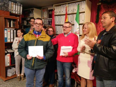 Antonio Santiago recoge el primer premio de particulares del Concurso de Belenes