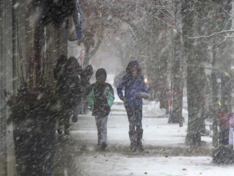  Fuertes nevadas, las primeras de la temporada asolan el noroeste de  Estados Unidos. La peor parte se la lleva Chicago que ha cancelado 500 de sus vuelos 