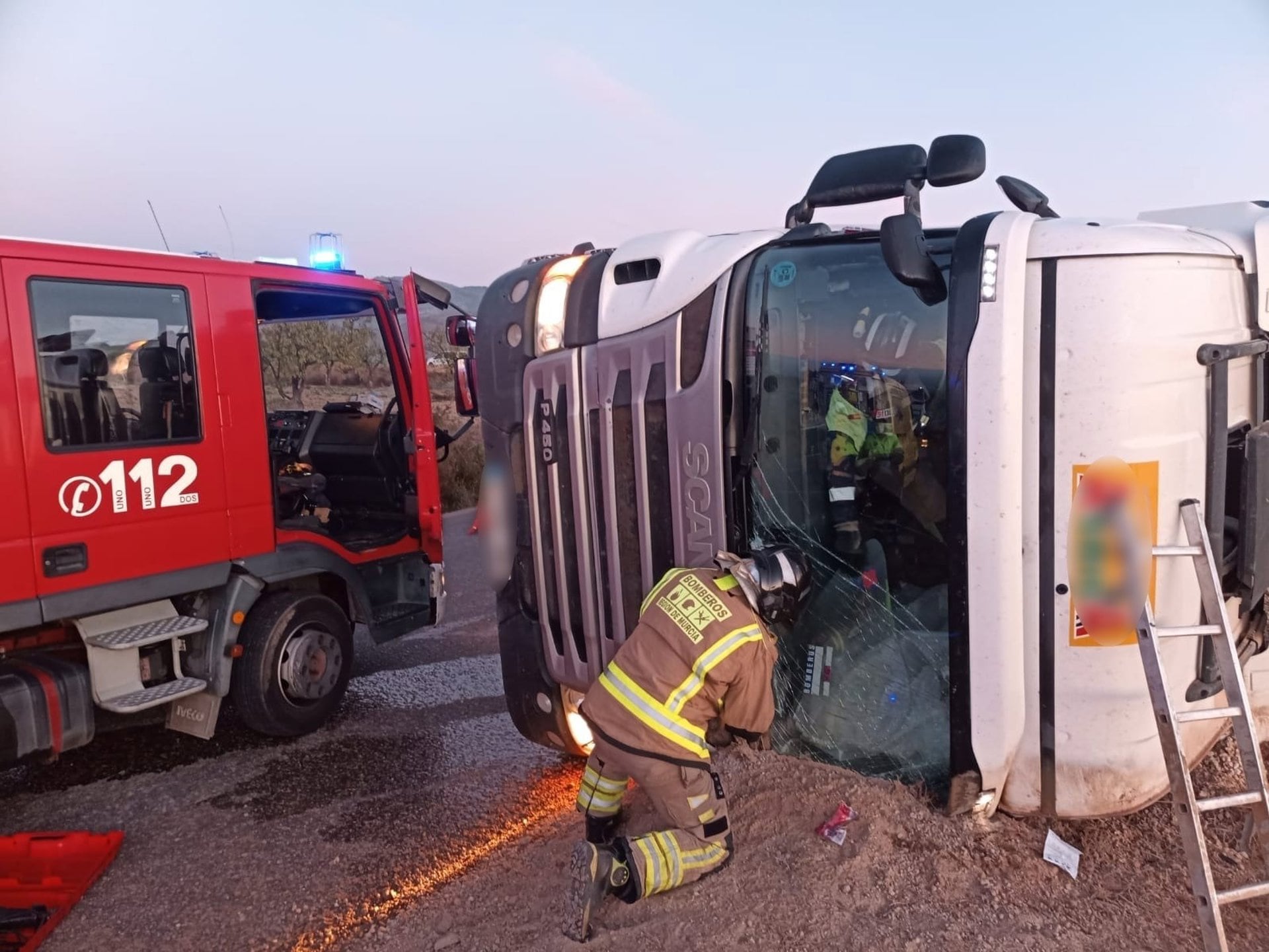 Rescatado el conductor de un camión tras volcar cerca de una cantera en Fuente Álamo