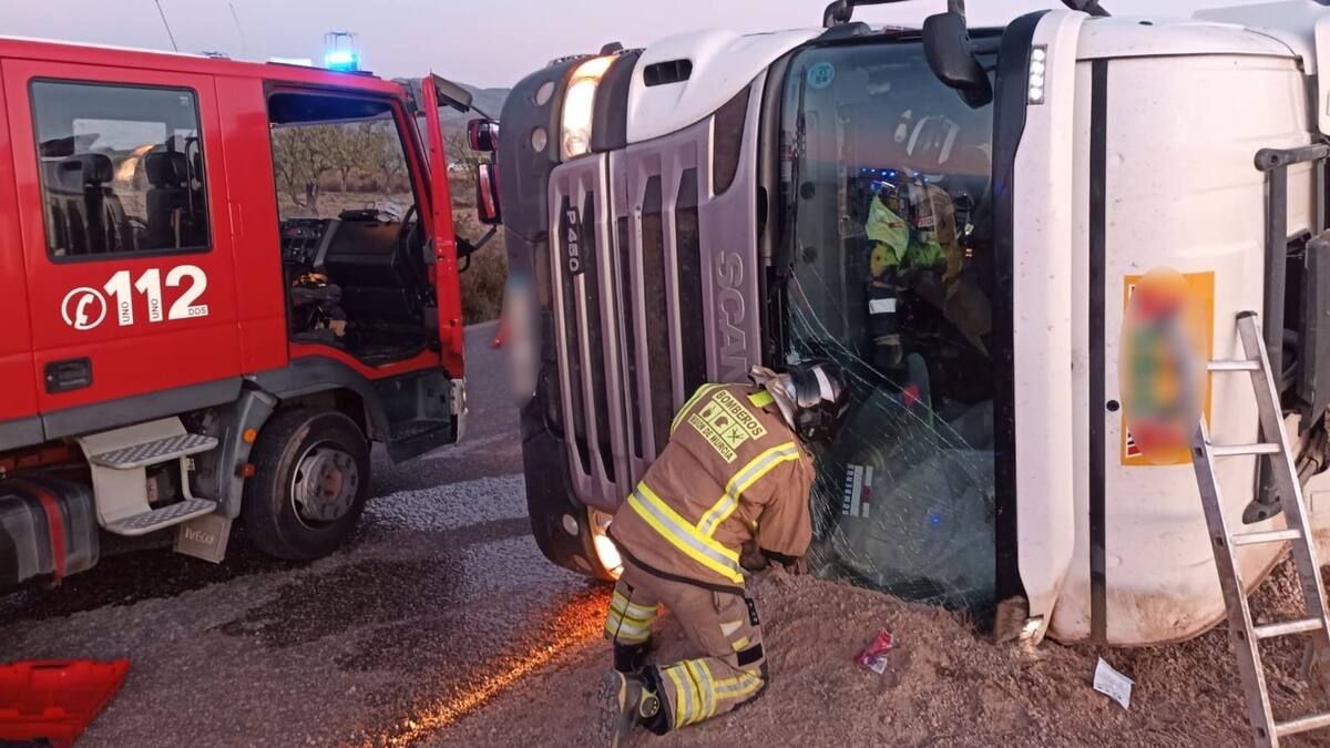 Un camionero, herido tras quedar atrapado al volcar su vehículo en Fuente Álamo