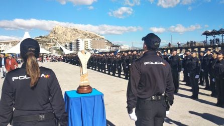 Los agentes forman durante el 195 aniversario de la Policía Nacional