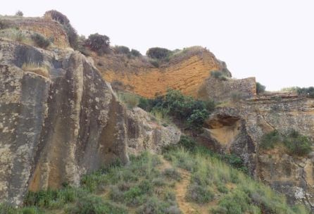 Paraje natural de la ruta de la Cueva de la Bastida, en Carmona