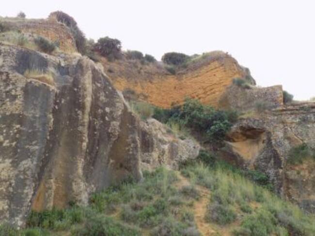 Paraje natural de la ruta de la Cueva de la Bastida, en Carmona