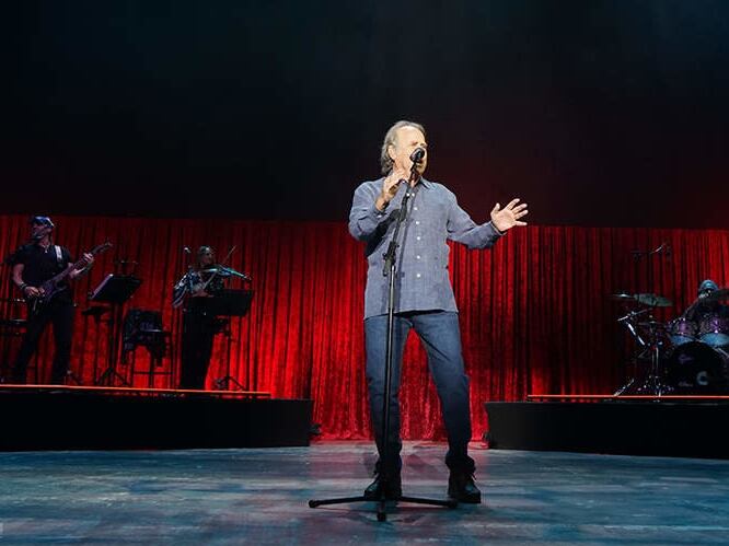Joan Manuel Serrat en el teatro de la Axerquía durante el concierto. Foto cedida por Yolanda Pedrosa. 'Córdoba Hoy'.