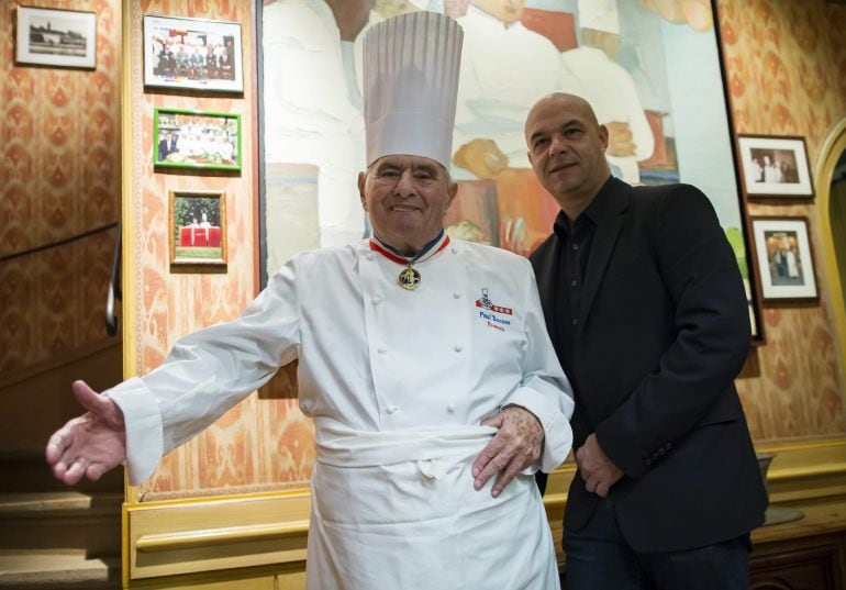 El chef francés Paul Bocuse (i) posa junto a su hijo, Jerome Bocuse, en su restaurante L&#039;Auberge du Pont (tres estrellas Michelin) de Lyon.