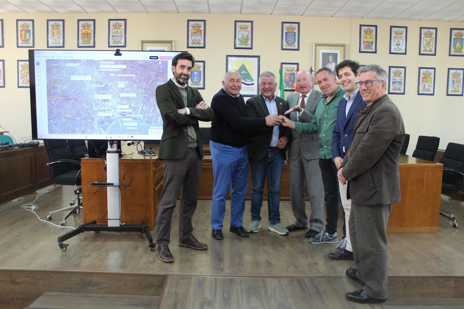 Mancomunidad y Juntas de Regantes del Sur de Guaro y Axarquía reciben el anteproyecto de la futura desaladora