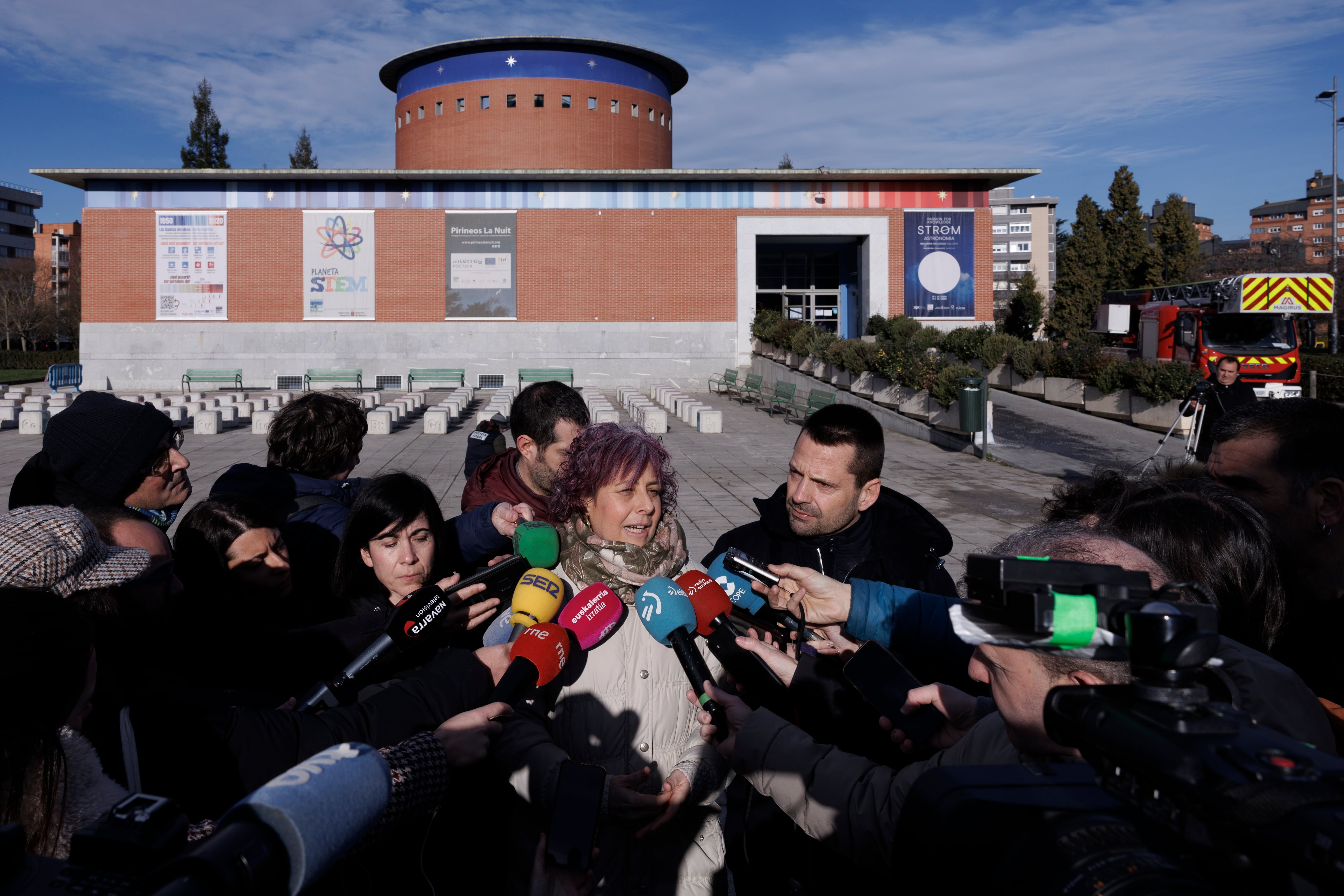 La consejera de Cultura, Turismo y Deporte del Gobierno de Navarra, Rebeca Esnaola, atiende este miércoles a los de comunicación en los accesos al Planetario de Pamplona para informar acerca de las últimas novedades relativas al incendio que se produjo en el edificio