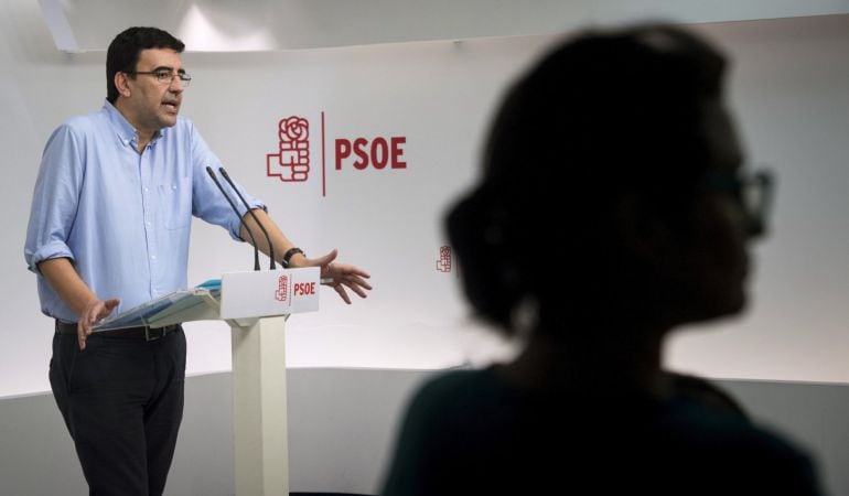 El portavoz de la Gestora del PSOE, Mario Jiménez, durante una rueda de prensa.