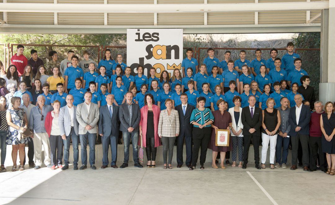 La Presidenta Barkos, con la coral del centro y autoridades