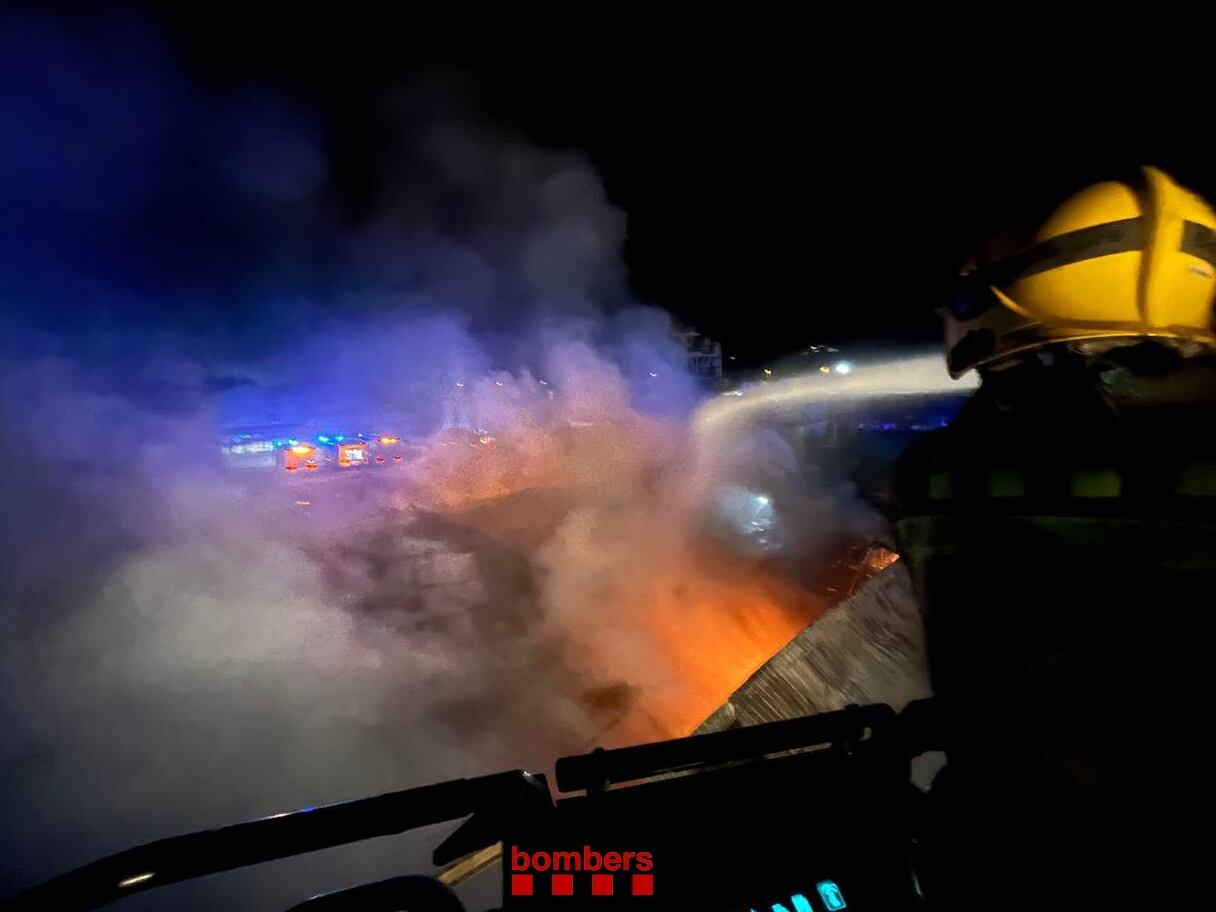 Incendi a una planta química de La Llagosta. Imatge dels Bombers de la Generalitat