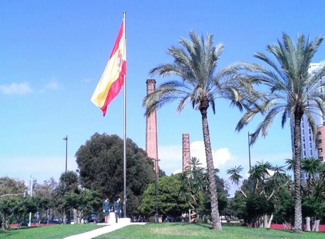 Imagen de la polémica bandera de España instalada en la plaza de Europa