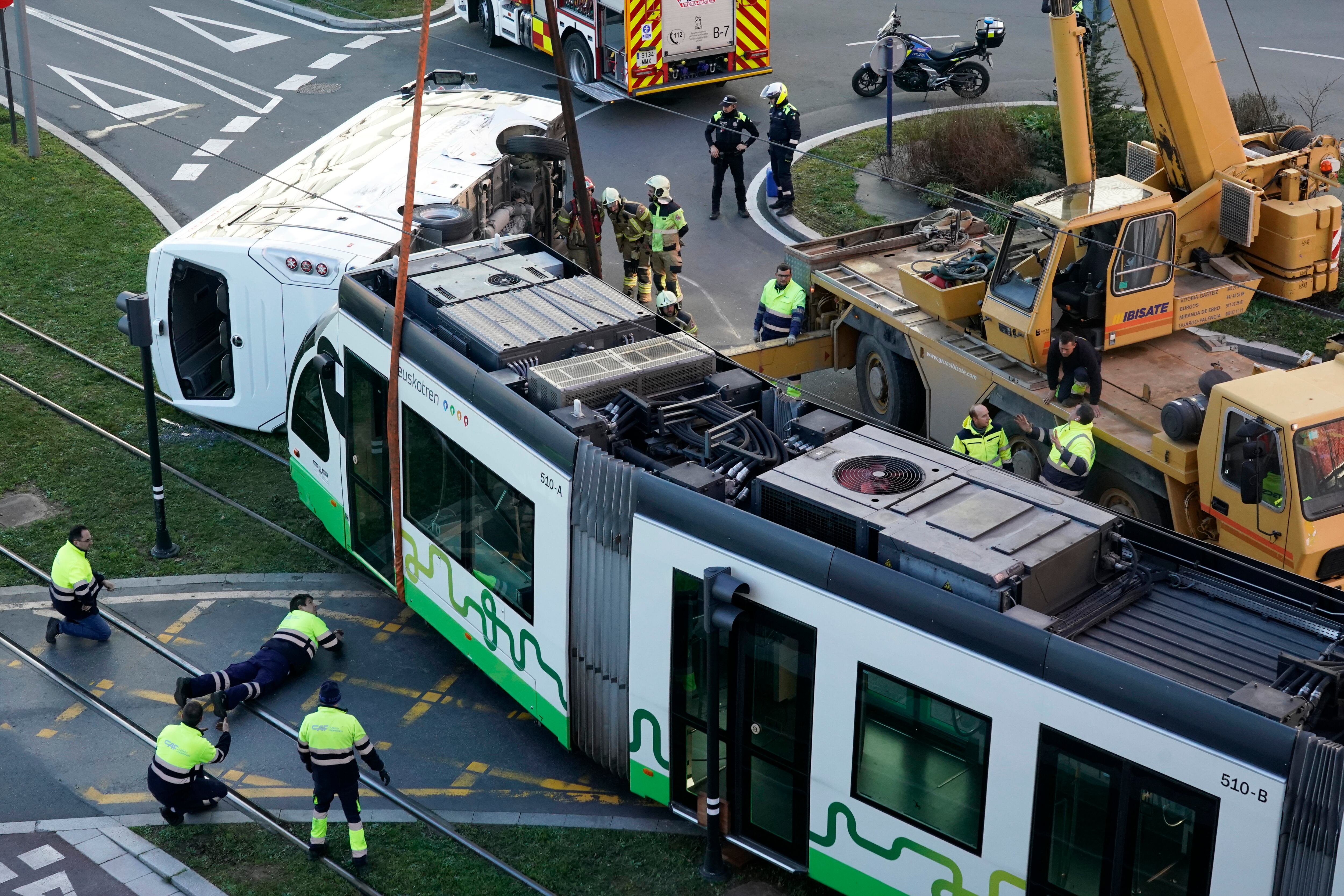 FOTODELDÍA VITORIA, 15/01/2025.- Siete personas han resultado heridas en un accidente ocurrido a primera hora de este miércoles en Vitoria al colisionar una unidad del tranvía con un microbús, que ha quedado volcado sobre la calzada mientras que el tren ligero ha descarrilado. EFE / L. Rico
