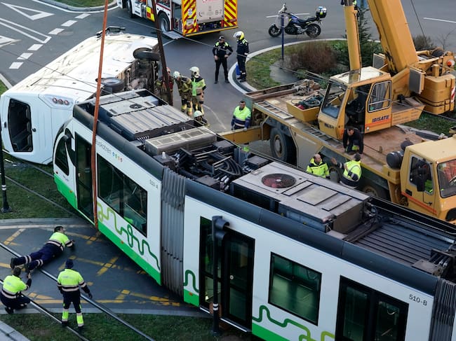 FOTODELDÍA VITORIA, 15/01/2025.- Siete personas han resultado heridas en un accidente ocurrido a primera hora de este miércoles en Vitoria al colisionar una unidad del tranvía con un microbús, que ha quedado volcado sobre la calzada mientras que el tren ligero ha descarrilado. EFE / L. Rico