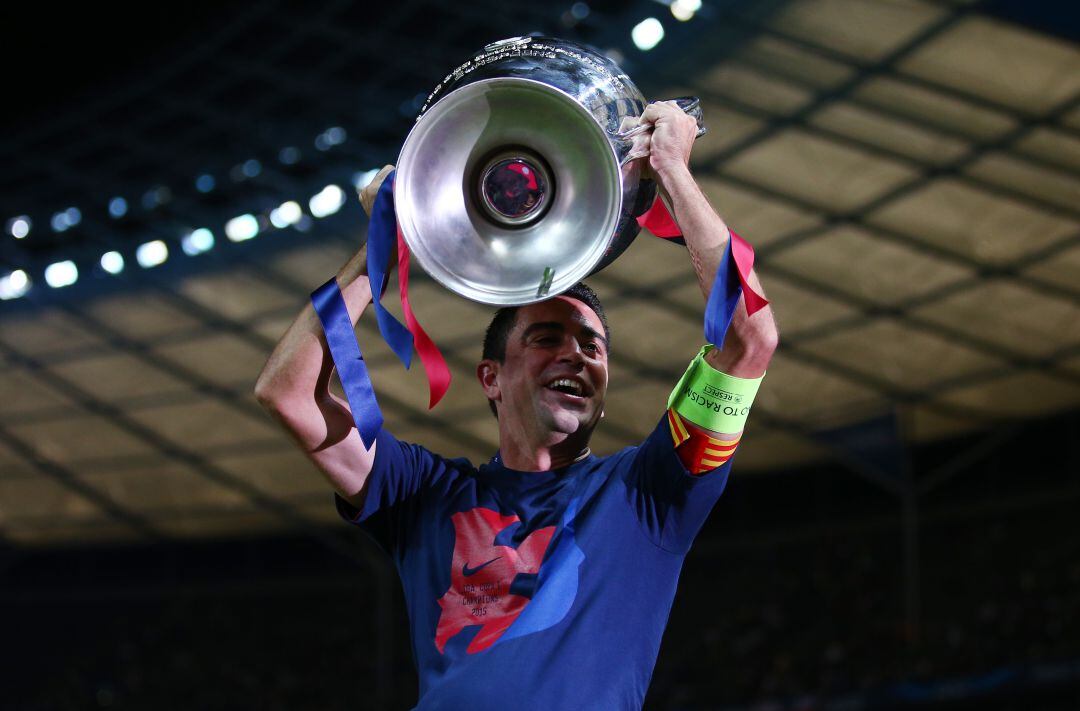Xavi levanta la última Champions conquistada por el Barcelona, con él como capitán