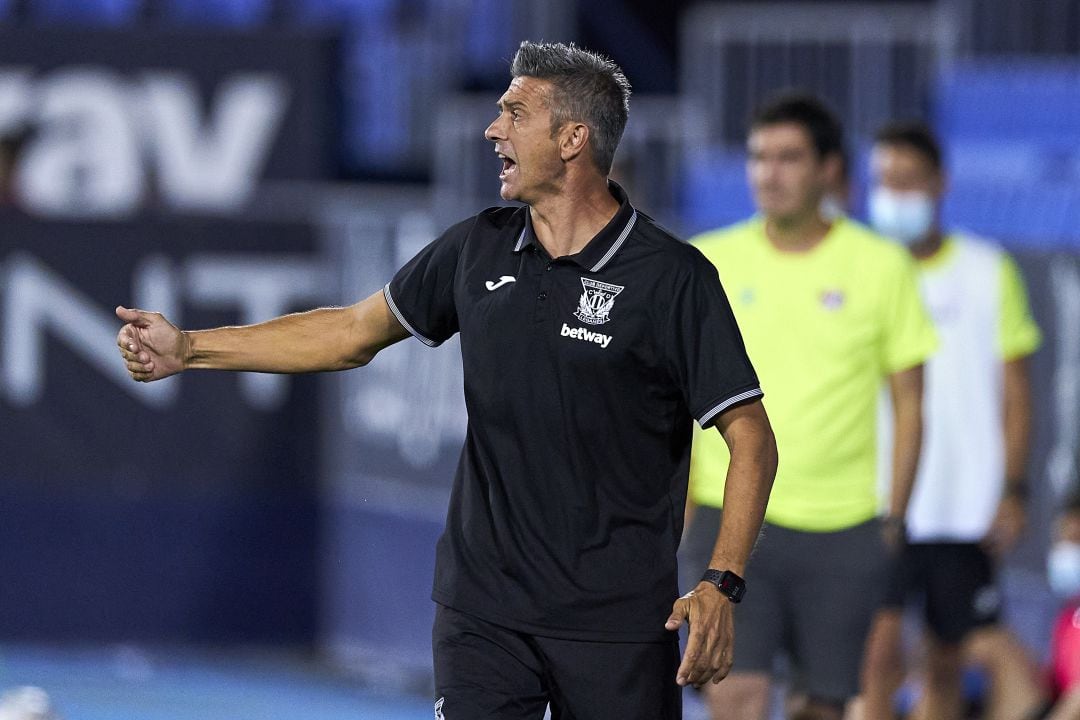 José Luis Martí da instrucciones durante el partido.