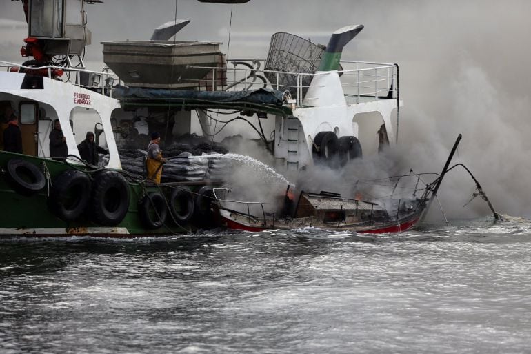 Un velero con tres tripulantes a bordo ha ardido en la ría de Vigo, sin que haya habido daños personales