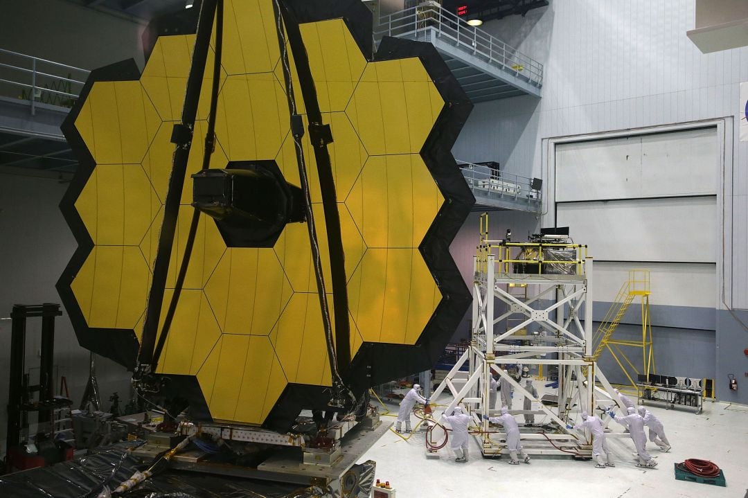 Ingenieros y técnicos ensamblan el Telescopio Espacial James Webb el 2 de noviembre de 2016 en el Centro de Vuelo Espacial Goddard de la NASA en Greenbelt, Maryland. 