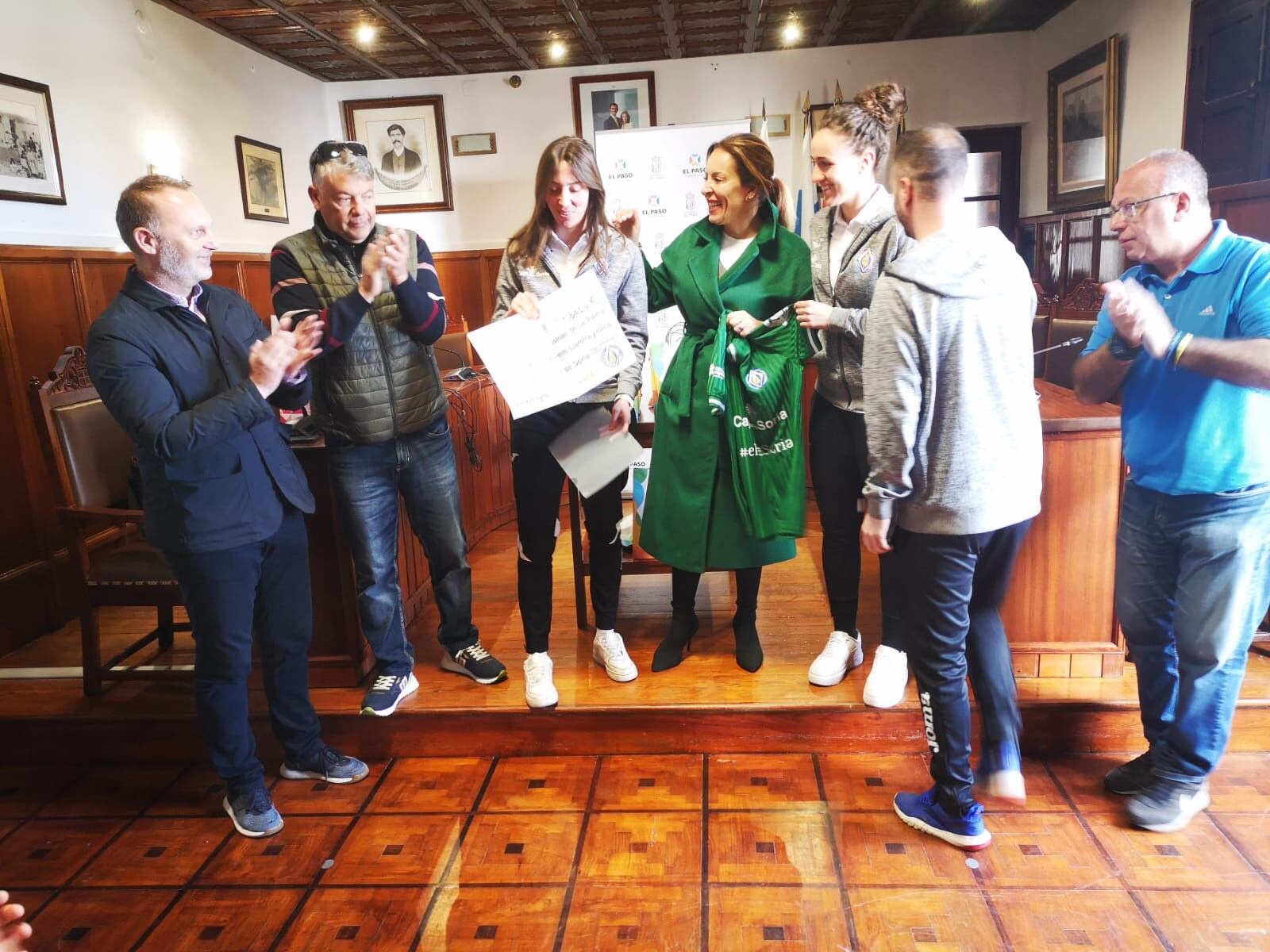 El San José Femenino entrega el cheque solidario en La Palma.