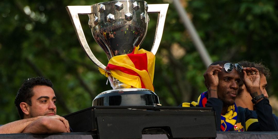 Abidal y Xavi Hernández, durante la celebración de un título de Liga del Barcelona