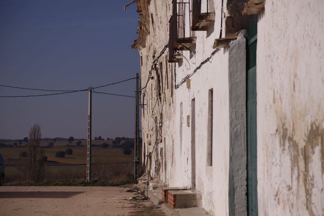 Calle del pueblo deshabitado de Villas Viejas, en Huete (Cuenca).