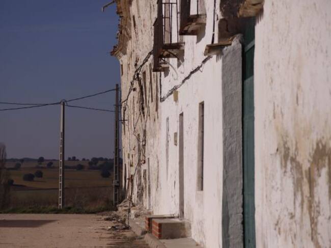 Calle del pueblo deshabitado de Villas Viejas, en Huete (Cuenca).