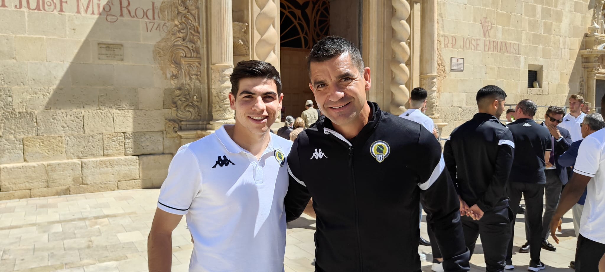 Rubén Torrecilla y Nico Espinosa, en las puertas del Monasterio de la Santa Faz