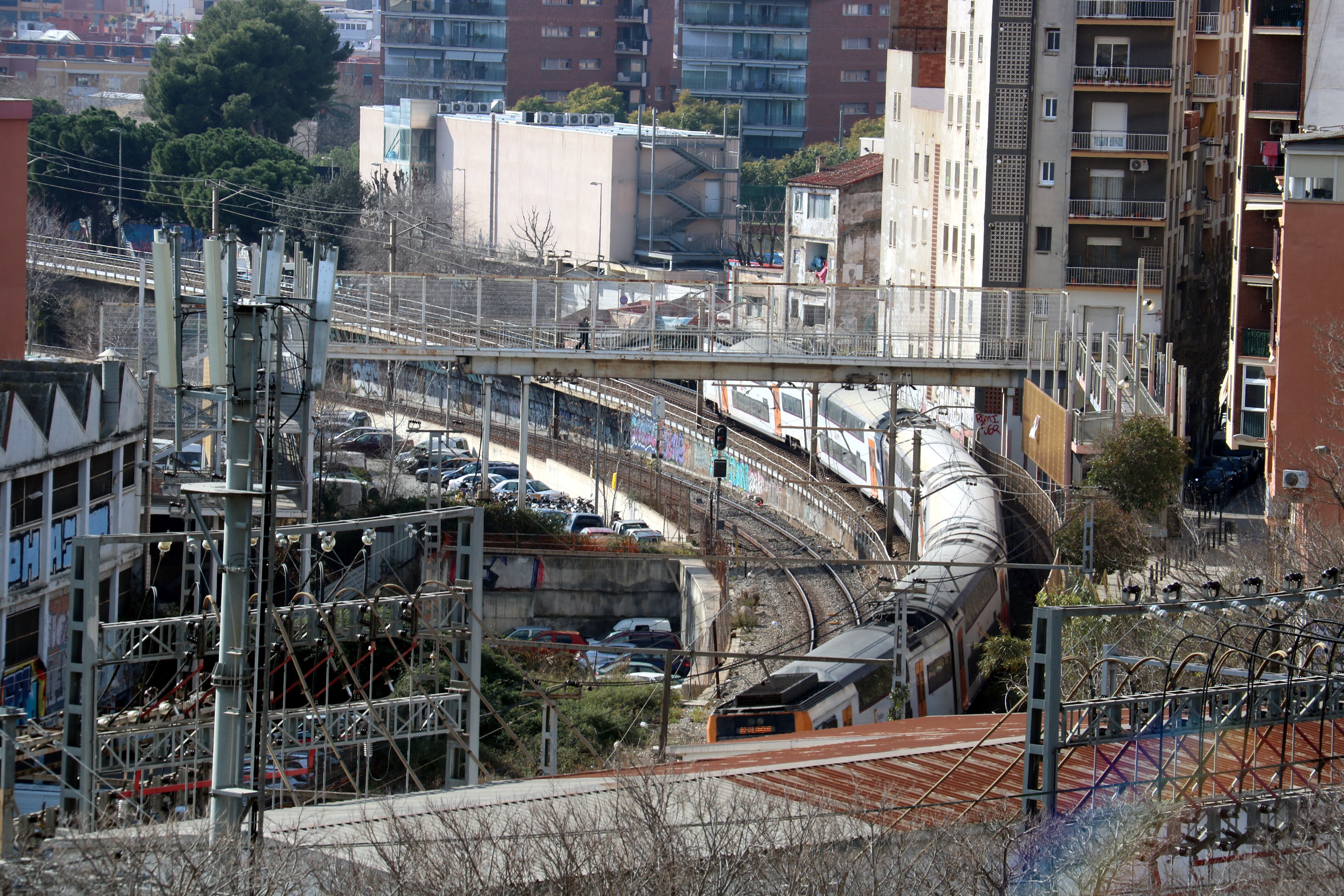 Vies de tren al seu pas per l'Hospitalet