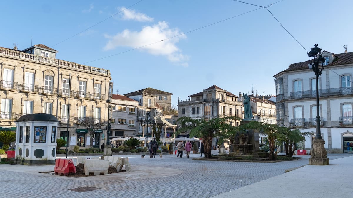 Enrique Cabaleiro, alcalde de Tui, sobre la tala de árboles en la Pza. Inmaculada, la senda del Miño o el cierre del Seminario