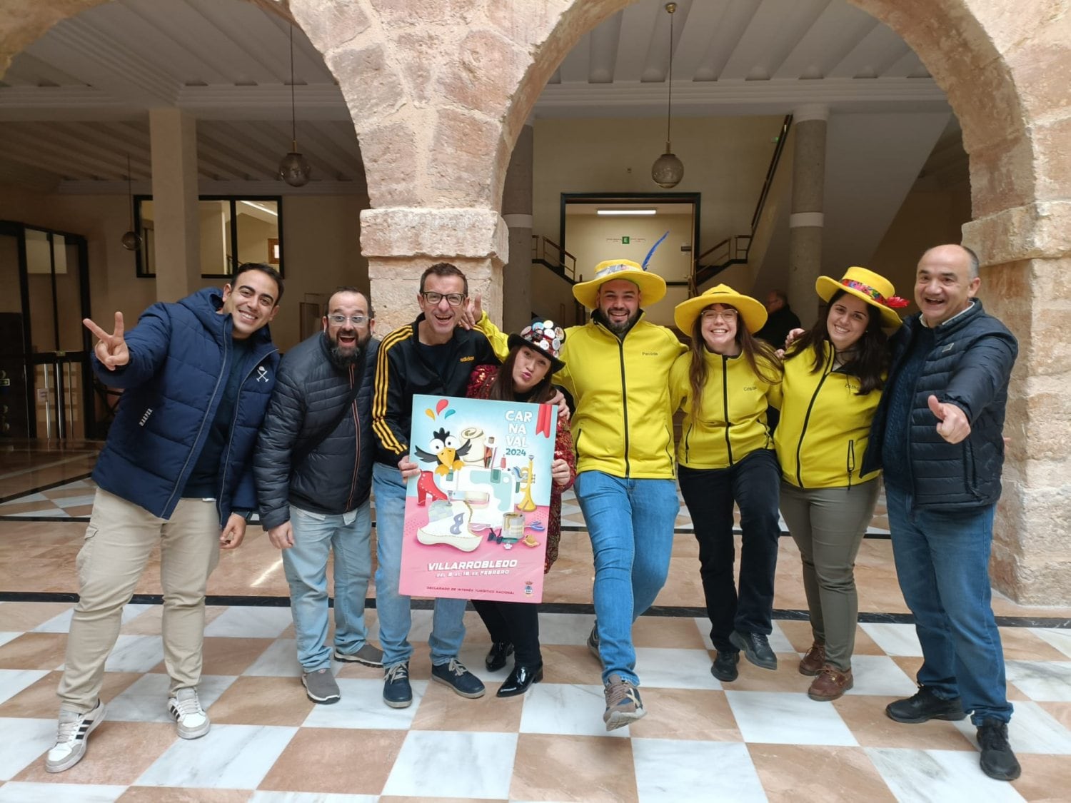 Los reconocidos del Carnaval de Villarrobledo junto con Juan José Calero, concejal de Cultura y Juventud (en el extremo izquierdo) y Valentín Bueno, alcalde de Villarrobledo (en el extremo derecho)