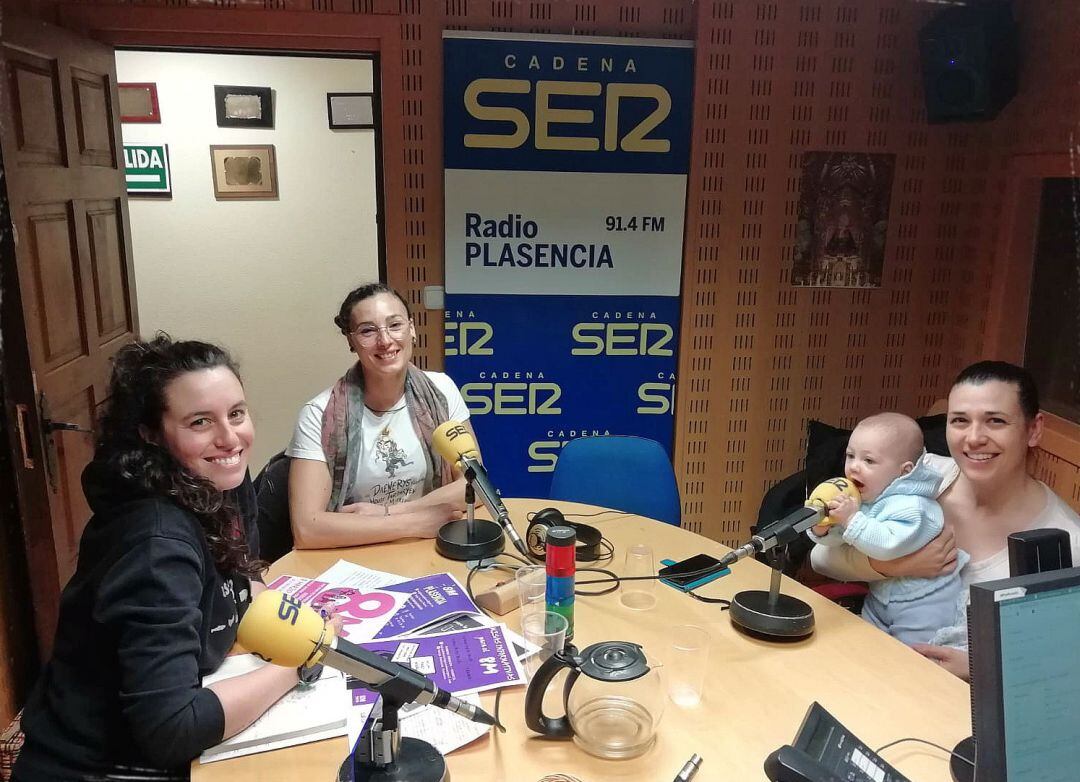 Alicia Trujillo, Elena Quinta y María Victoria Matas (y Dario) en los estudios de SER Norte de Extremadura hablando de la jornada del 8 de Marzo