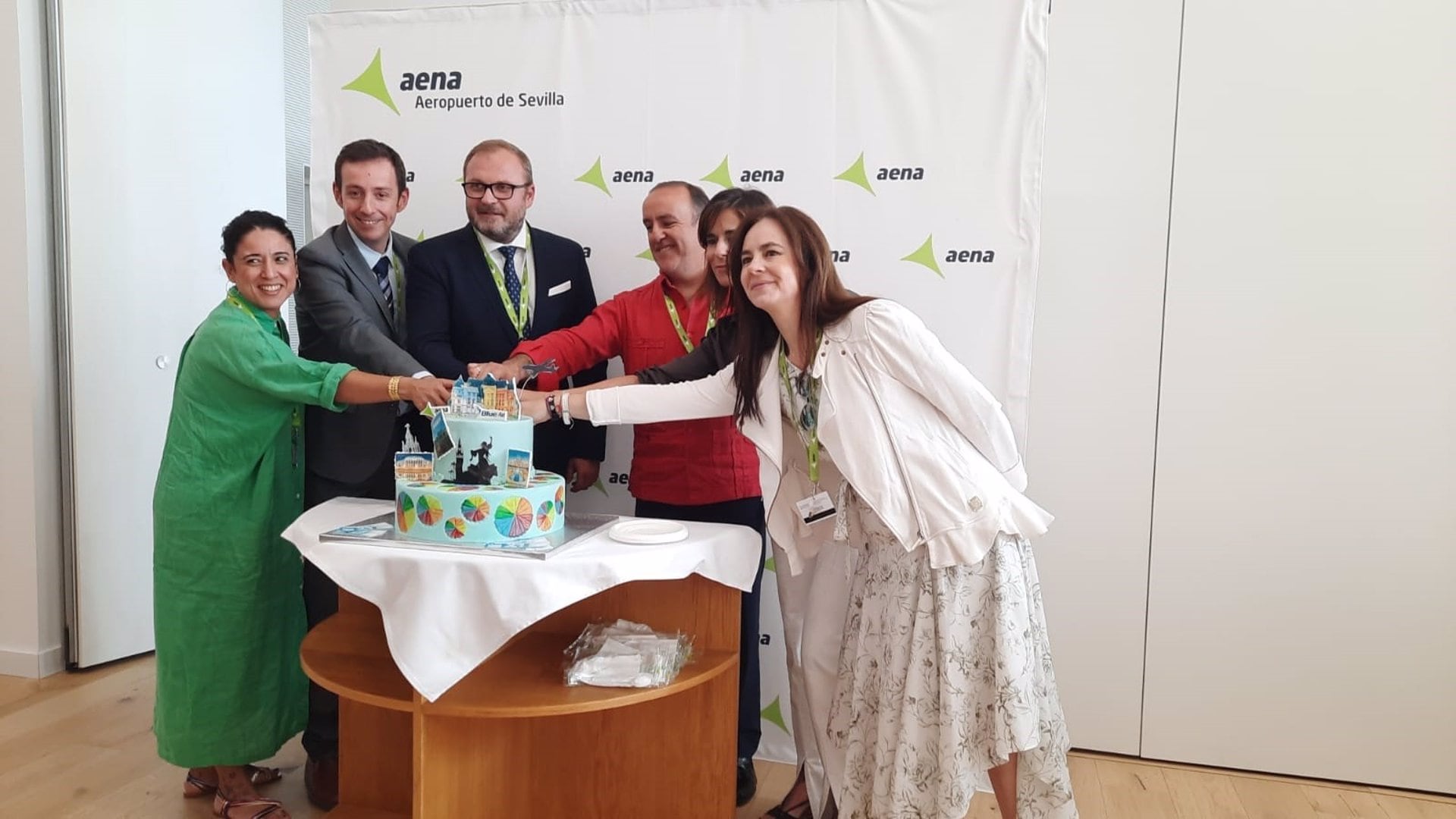 El cónsul general de Rumanía; el delegado de Turismo; la directora de Promoción Internacional and Nice de Sevilla City Office y la responsable de Marketing de Turismo Andaluz, junto al director del aeropuerto en la bienvenida a la nueva ruta con Bucarest/AENA