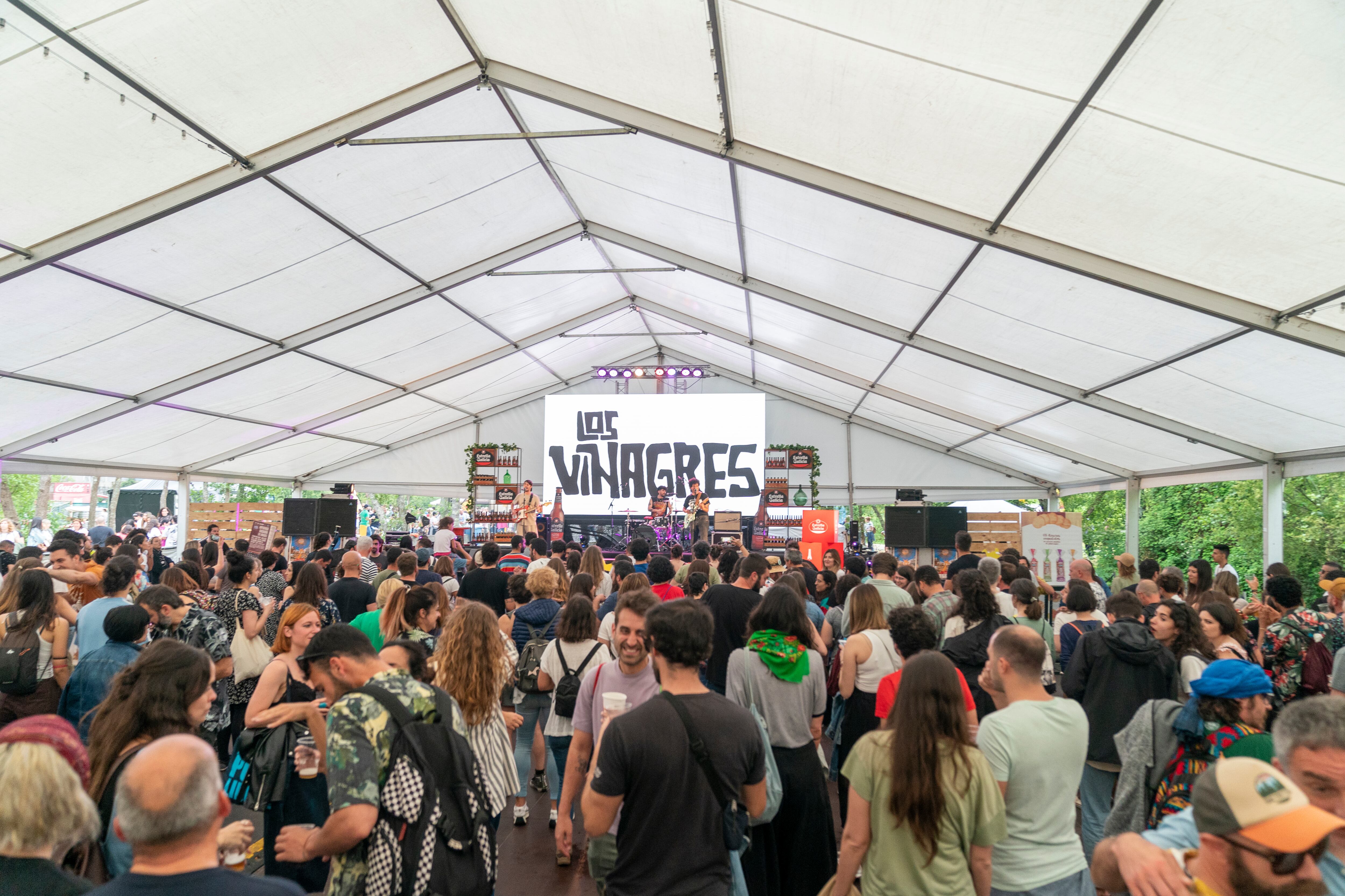 A actuación da banda canaria Los Vinagres no Espazo Estrella Galicia da Leira do Río encheu a carpa o sábado pola tarde no XIX Festival de Cans.