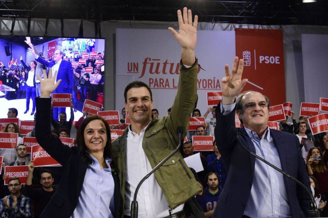 Pedro Sánchez junto a Ángel Gabilondo y Sara Hernández