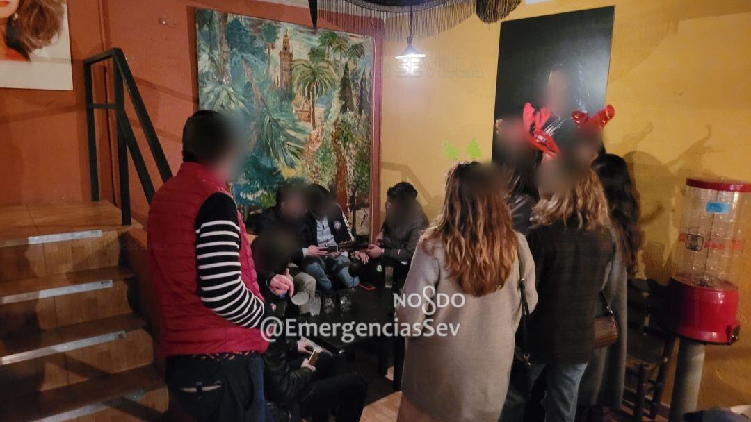 Interior del establecimiento de la calle Salado desalojado por la Policía Local de Sevilla por incumplimientos de las medidas anticovid