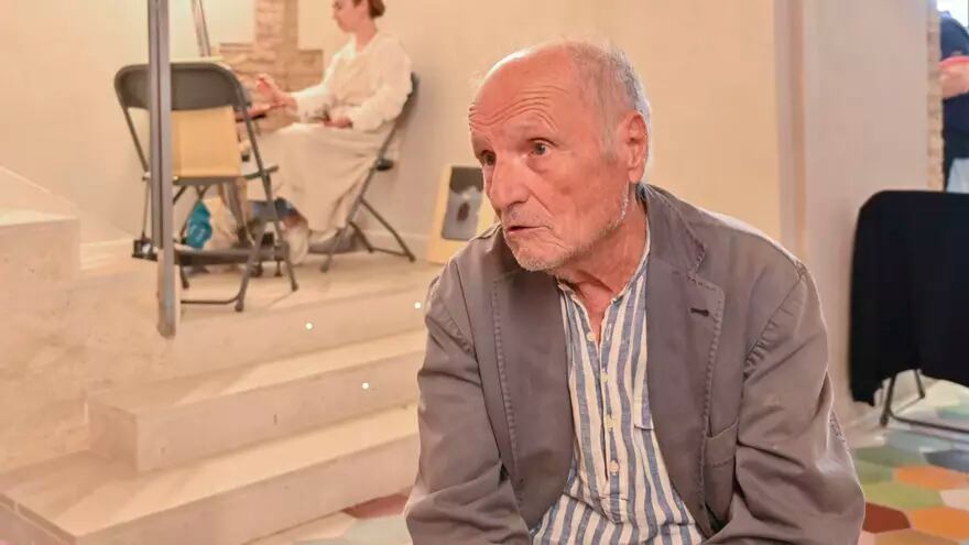 El maestro de la pintura contemporánea Antonio López ha vuelto a implicarse en un proyecto cultural que une arte y territorio, esta vez en Paredes de Nava (Palencia), donde comparte su experiencia con 55 artistas y habla del arte como la parte noble del ser humano y de la pintura como un oficio de riesgo. Durante cinco días, los participantes comparten jornadas de ocho horas con Antonio López y los maestros Jorge Abbad y José María Mezquita en espacios tan singulares como la iglesia de San Juan, a cielo abierto, el Centro de Artes Escénicas Jorge Manrique y los antiguos almacenes del Canal de Castilla, estudios improvisados donde cualquier objeto sirve de inspiración. EFE/ Almudena Álvarez