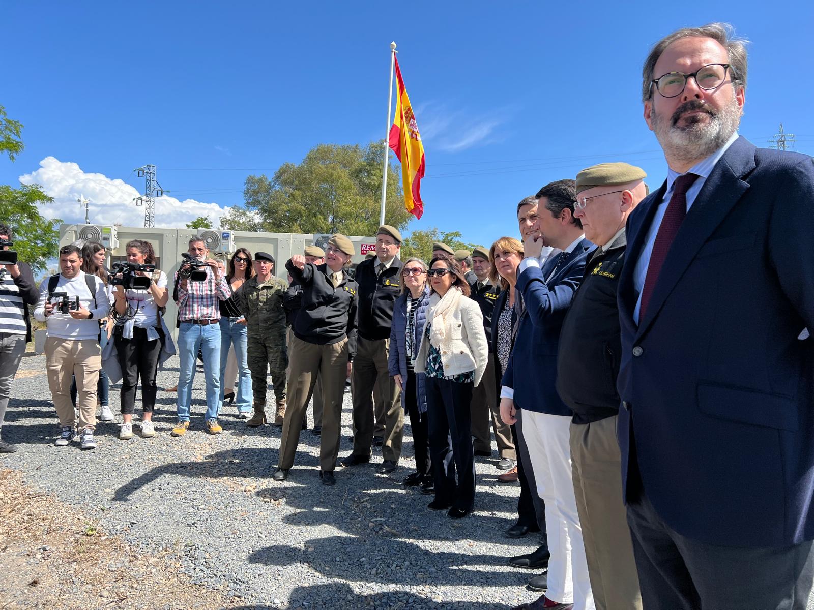 La ministra de Defensa, Margarita Robles, con el resto de autoridades durante la visita a las obras de la Base Logística del Ejército en Córdoba