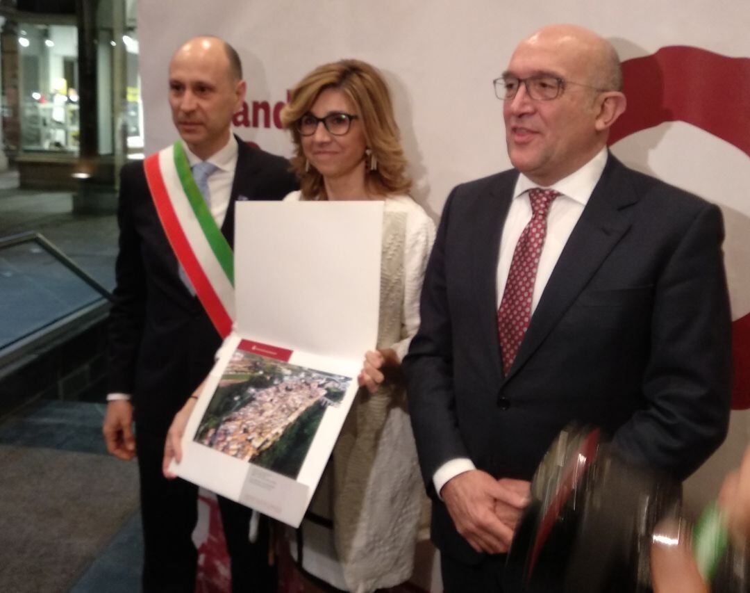 La alcaldesa de Aranda, Raquel González, entre el alcalde de la localidad italiana de Sant&#039;Agata de Goti, MArco Razzano y el Consejero de Agricultura, Jesús Julio Carnero