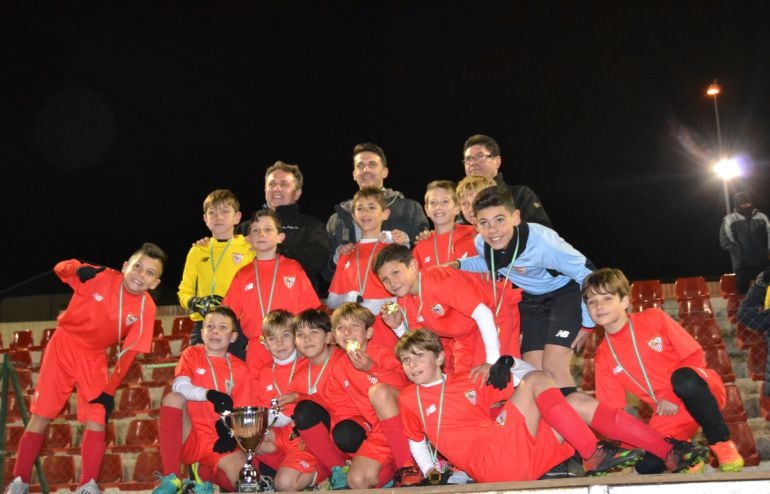 Entrega del trofeo como ganador al Sevilla CF del Torneo de Fútbol 7 de Pinos Puente (Granada)