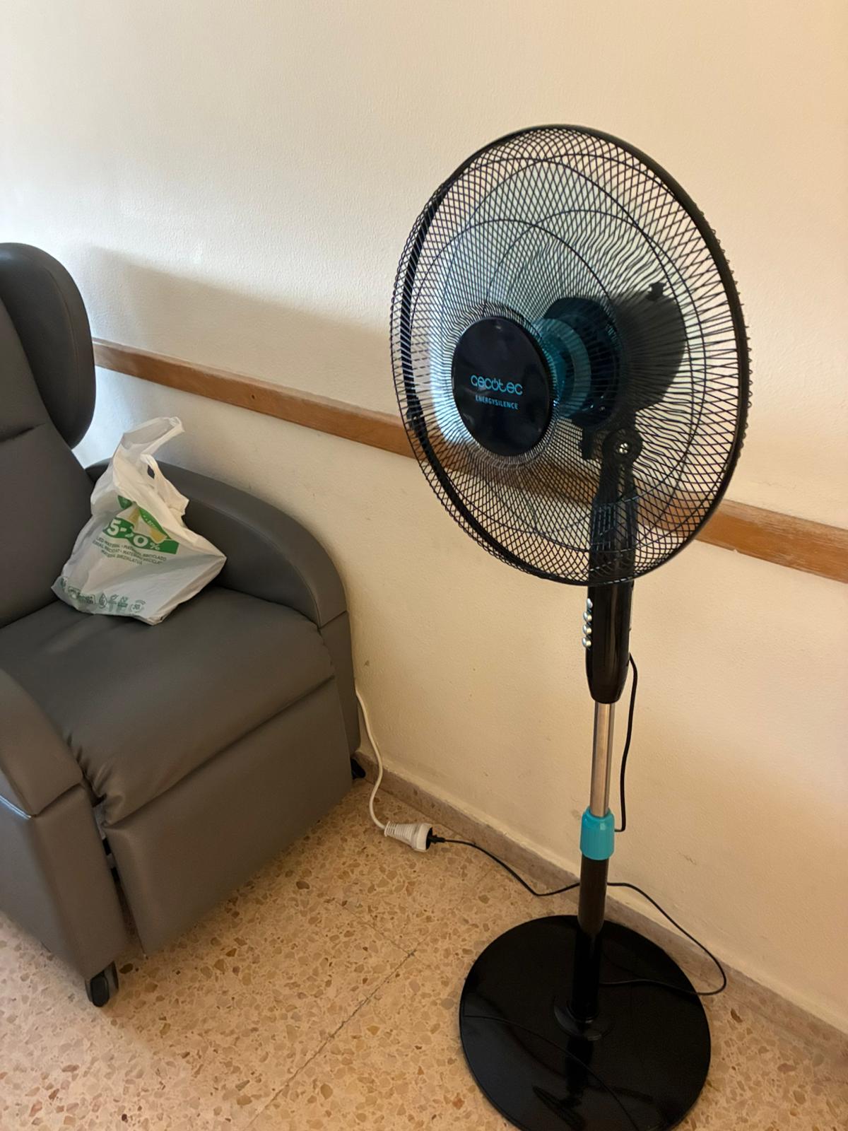 Una de las habitaciones del Hospital General con un ventilador para intentar mitigar el calor